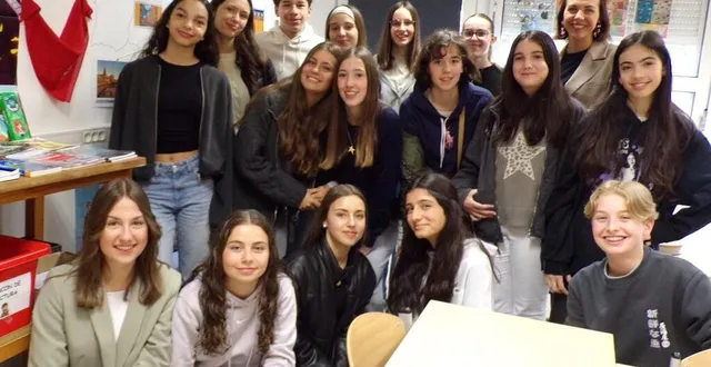 photo  une partie des élèves espagnols venus dans le cadre d’un échange scolaire au collège jacques-peletier de changé.   &copy;  le maine libre 