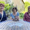 photo  la céramiste katy barrault, entourée par élisabeth niveau et isabelle chiaramonti-monnet, de l’association parcé découverte et patrimoine. 