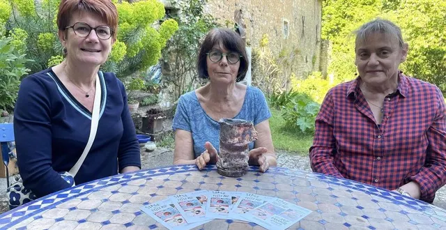photo  la céramiste katy barrault, entourée par élisabeth niveau et isabelle chiaramonti-monnet, de l’association parcé découverte et patrimoine.  &copy;  ouest-france 