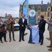 photo  baugé, le 26 avril 2025. en compagnie de dany soreau et muriel fourcher, respectivement vice-présidente et président des véhicules anciens de la vallée du loir (vavl), et du député françois gernigon (à droite), pierre vilalta, délégué régional de la ffve et philippe chalopin, maire de baugé-en-anjou, ont dévoilé le nouveau label. 