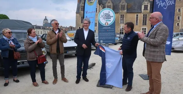 photo  baugé, le 26 avril 2025. en compagnie de dany soreau et muriel fourcher, respectivement vice-présidente et président des véhicules anciens de la vallée du loir (vavl), et du député françois gernigon (à droite), pierre vilalta, délégué régional de la ffve et philippe chalopin, maire de baugé-en-anjou, ont dévoilé le nouveau label.  &copy;  co – agathe le nueff 
