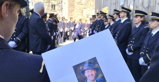 photo  angers, samedi 10 mai 2025. les gad’zarts ont formé une haie d’honneur pour saluer le passage du cercueil de leur aîné à la sortie de la cathédrale saint-maurice.  &copy;  co 