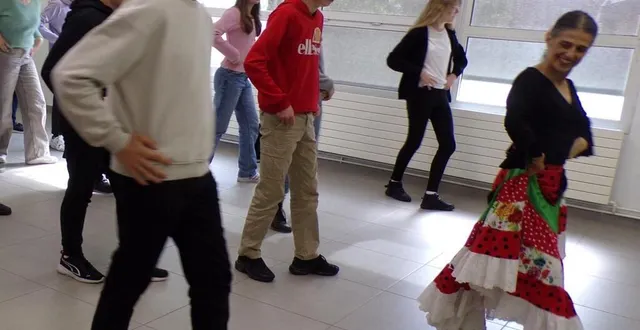 photo  ruth salama initie avec plaisir les collégiens au flamenco.  &copy;  le maine libre 