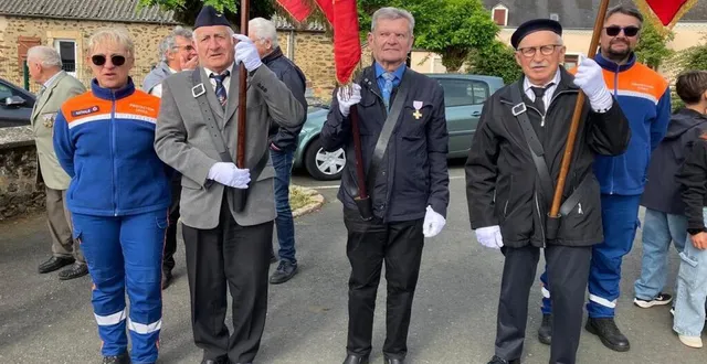 photo  gérard letourneau (à gauche) et jean-claude legay (à droite) ont reçu l’insigne de porte-drapeau.  &copy;  le maine libre 