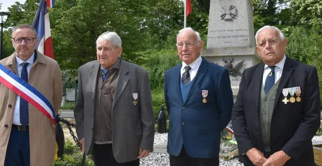 photo  le maire arnaud mongella, albert ayral et claude brouard les récipiendaires, marius bouhours président de la section.  &copy;  le maine libre 