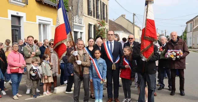 photo  le conseil municipal enfant encadré par les porte-drapeaux, juste avant le dépôt de gerbes.  &copy;  le maine libre 