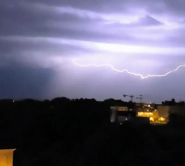 photo un éclair dans le ciel de verrières-en-anjou, ce samedi 11 mai.  ©  johanna augel