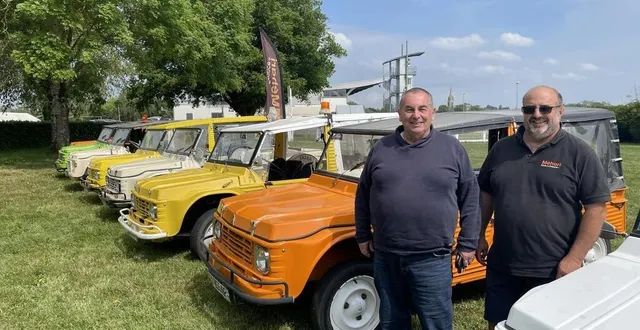 photo  philippe roux-durraffourt et eric deloume sont incollables sur l’histoire de la méhari.  &copy;  le maine libre 