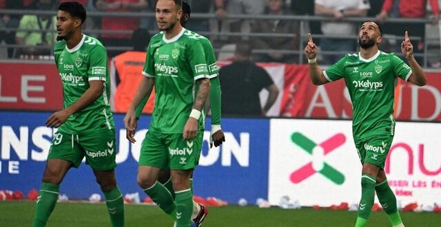photo florian tardieu (à droite) a inscrit le premier but de l’as saint-étienne face au stade de reims, samedi 10 mai 2025. © afp
