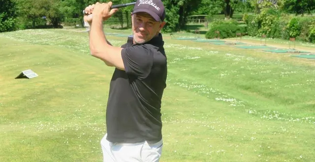 photo  ronan le gac, club en main, dans la zone du practice de golf de sablé-solesmes.  &copy;  ouest-france 