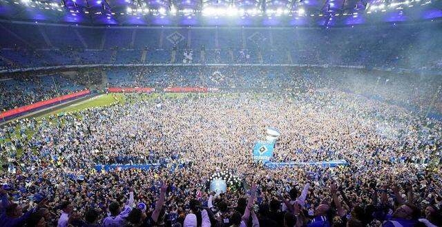 photo les supporters d’hambourg ont envahi le terrain après la remontée du club en bundesliga. © marcus brandt, dpa picture-alliance via afp
