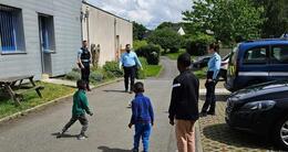 Info insolite  les trois enfants ont été accueillis à la brigade de mordelles où ils ont joué au foot avec les gendarmes et se sont fait payer hamburgers et frites à midi. 