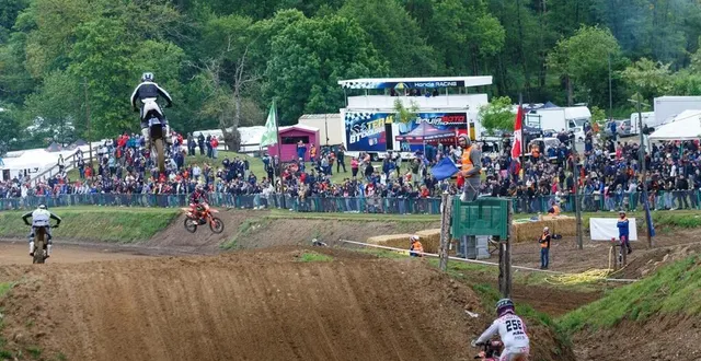 photo  le circuit de moto-cross de parthenay. au fond d’une petite vallée.  &copy;  co – anthony hamidovic 
