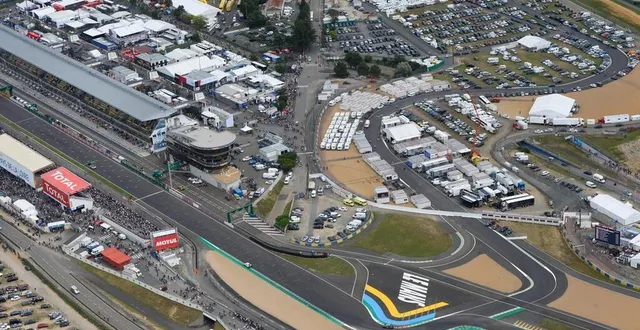 photo  avec l’arrivée des spectateurs, le département conseille d’éviter la rd 139 - boulevard des italiens, ce dimanche toute la journée.  &copy;  archives ouest-france. 