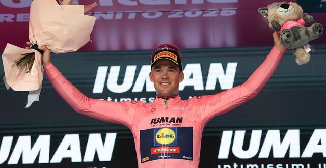 photo vainqueur de la 3e étape, mads pedersen récupère le maillot rose de leader. © luca bettini / afp