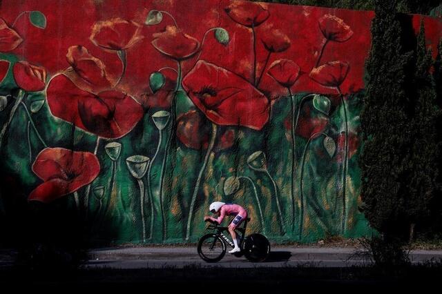 Mads Pedersen a pu exposer son beau maillot rose dans les rues de Tirana. Luca Bettini / AFP photo mads pedersen a pu exposer son beau maillot rose dans les rues de tirana. © luca bettini / afp