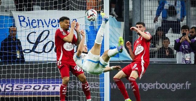 photo amine gouiri a été récompensé du trophée unfp de plus beau but de la saison 2025 avec son retourné marqué contre le stade brestois avec l’om. © clement mahoudeau / afp