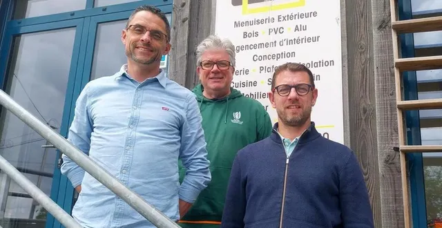 photo  au premier rang, mickaël leconte et sébastien brard, nouveaux dirigeants de la menuiserie deslandes. au second rang, stéphane andrieu, le cédant de l’entreprise.  &copy;  ouest-france 