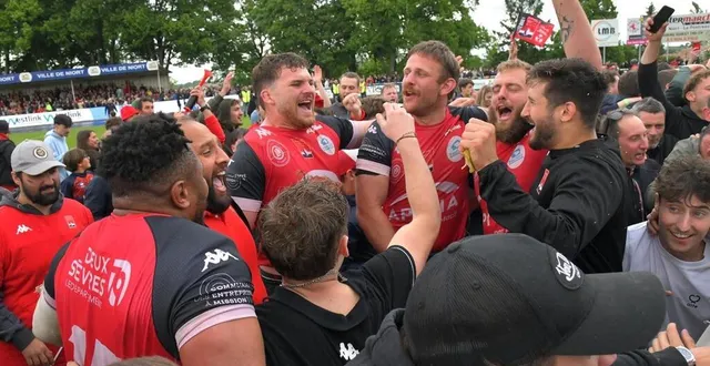 photo  au coup de sifflet final, la joie de raphaël nieto, césar baudin et des niortais était à la hauteur de l’objectif atteint face à langon.  &copy;  co - marie delage 