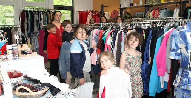 photo  les enfants sont venus faire une sélection des vêtements à ma petite aubaine, la boutique solidaire du secours catholique, avec lesquels ils défileront.  &copy;  ouest-france 