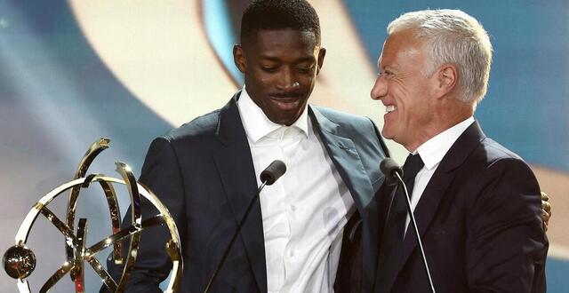 photo ousmane dembélé a reçu le trophée de meilleur joueur de la saison de ligue 1 des mains de didier deschamps. © franck fife / afp