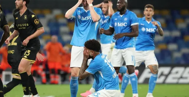 photo  naples a concédé le match nul face au genoa (2-2).  &copy;  carlo hermann / afp 