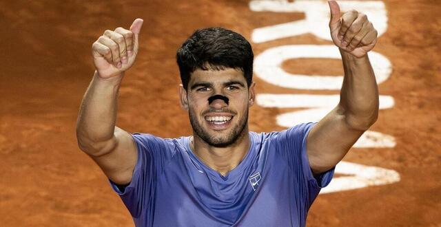 photo carlos alcaraz célébrant sa qualification en 8e de finale du masters 1000 de rome, dimanche 11 mai 2025. © marco bertorello / afp