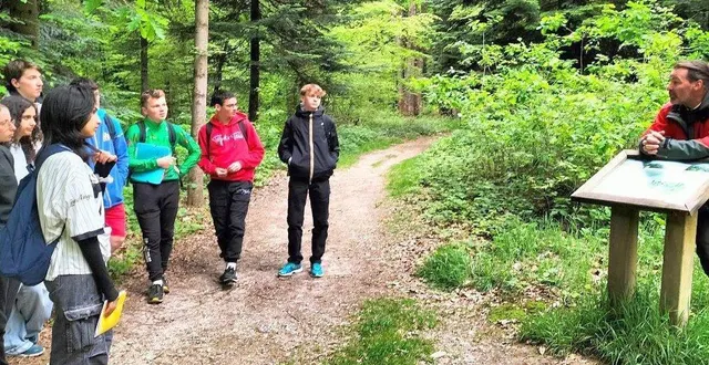 photo  romuald heslot, garde forestier à l’office national des forêts (onf), a présenté aux lycéens les menaces qui pèsent sur les écosystèmes.  &copy;  ouest-france 