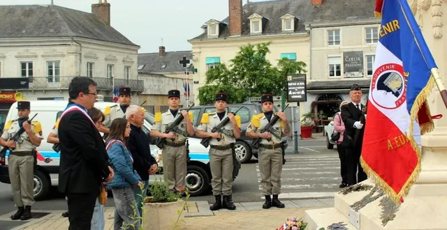 photo  lors de la cérémonie au monument aux morts.  &copy;  le maine libre 