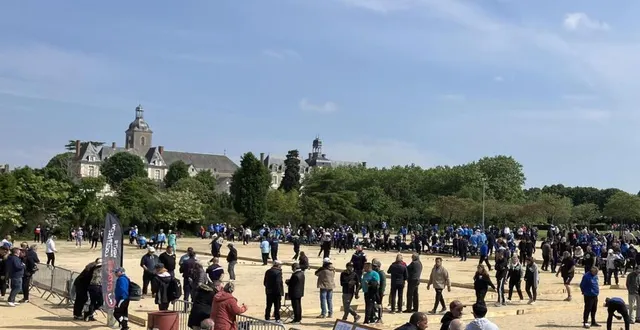 photo  la fête de la pétanque s’est déroulée jeudi 8 mai sous un soleil radieux  &copy;  co 