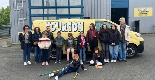 photo  les jeunes élus en visite pour les aider à obtenir le label pour leur école.  &copy;  co 