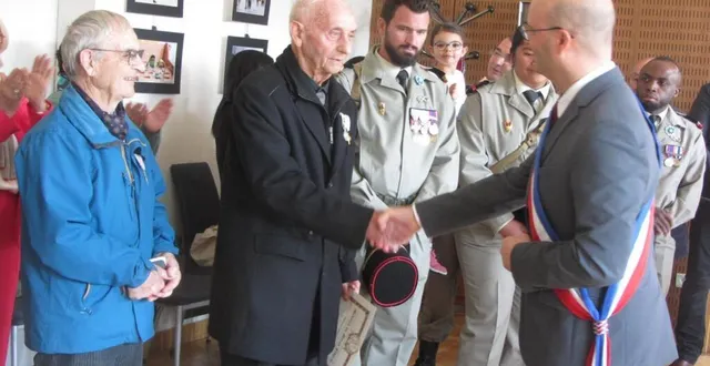 photo  france caillault a reçu de franck poquin, maire, la médaille du mérite décernée par la fédération départementale des anciens combattants.  &copy;  ouest-france 