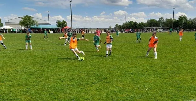 photo  samedi, s’est déroulé une nouvelle édition du challenge mimi organisé par le fc layon, sur le stade de chavagnes les eaux. les catégories u11 et u13 garçons, u13 et u15 féminines, venues des clubs voisins ont complété cette journée. bon nombre de supporteurs sont venus encourager les amoureux du ballon rond. le tournoi u11 garçons a été remporté par le fc layon, le tournoi u13 garçons a vu valanjou l’emporté pour la 2e année consécutive. en ce qui concerne les féminines, en u13 les vergers-sur-layon et en u15 féminines l’uf3l (loire et louet et layon) ont également été vainqueurs.  &copy;  co 