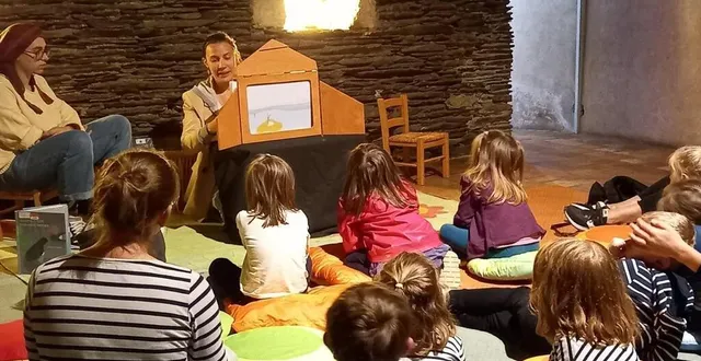 photo  marie-laure pouthier et selma munoz antimes se sont relayées pour lire les albums d’anne crausaz.  &copy;  ouest-france 