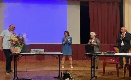 photo  anita mercurin-launay (au centre) a été récompensée par la médaille d’argent du travail pour ses 20 années de direction à cascade.  &copy;  cascade 