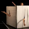 photo  la compagnie hanoumat anime un étrange ballet en duo autour de cubes de différentes tailles. 