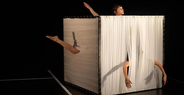 photo  la compagnie hanoumat anime un étrange ballet en duo autour de cubes de différentes tailles.  &copy;  chloé kaufmann 