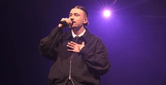 photo  pour la deuxième date de sa première tournée en solo, pierre garnier a fait le show au forum devant 2 500 personnes.  &copy;  le maine libre 