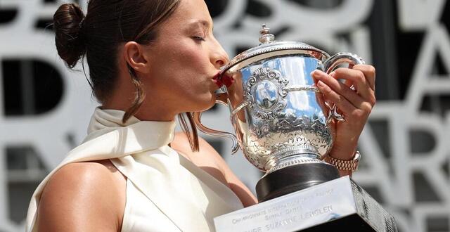photo la polonaise iga swiatek embrasse le trophée de roland-garros, après sa victoire lors de l’édition 2024, le 9 juin. © emmanuel dunand / afp