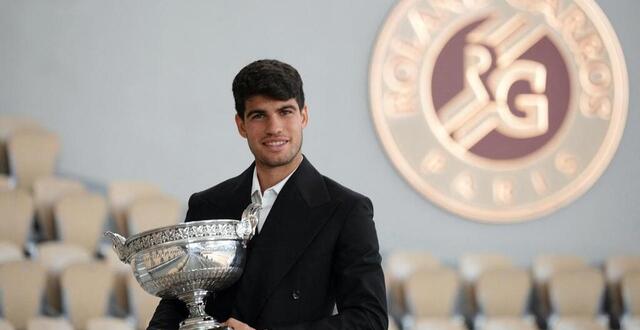 photo carlos alcaraz lors de la présentation de son trophée après sa victoire à roland-garros, le 10 juin 2024. © dimitar dilkoff / afp
