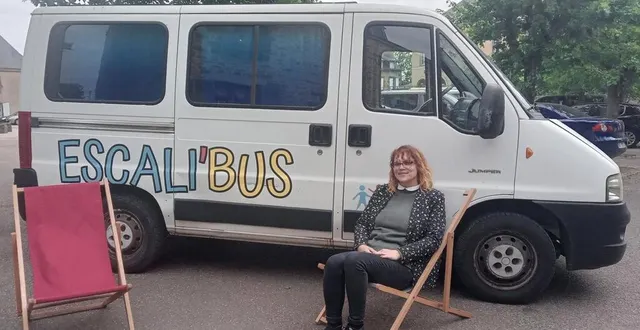 photo  l’escalibus va sillonner la campagne et aller à la rencontre des habitants. ce dispositif est piloté par lorette lépinette et lucy cottin (absente sur la photo).   &copy;  le maine libre 