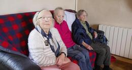 Info insolite  trois sœurs âgées de 97 ans à presque 101 ans vivent ensemble à domicile, à guidel. de gauche à droite, anne-marie (101 ans en juillet prochain), joséphine (97 ans) et denise (100 ans au mois d’août) ! 