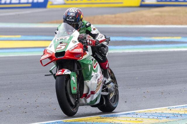 Johann Zarco a fait un choix payant en chaussant les pneus pluie, ça a fait la différence conjuguée à son pilotage talentueux. Mathieu Pattier / Ouest-France photo johann zarco a fait un choix payant en chaussant les pneus pluie, ça a fait la différence conjuguée à son pilotage talentueux. © mathieu pattier / ouest-france