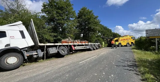 photo  ce lundi matin 12 mai 2025, un poids lourd transportant des lapins s’est couché dans le fossé de la route départementale 762, qui relie villedieu-la-blouère et montfaucon-montigné.  &copy;  ouest-france 