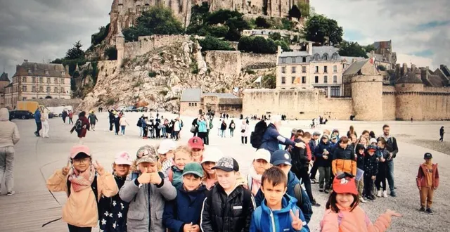 photo  des élèves de ce1 devant le mont-saint-michel.  &copy;  ouest-france 