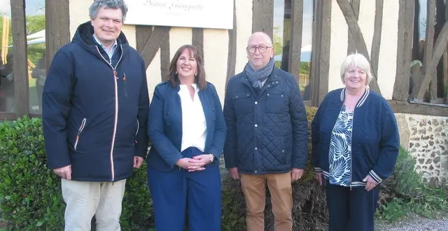 photo  de gauche à droite : sébastien gourdel, président de la cdc ; ségolène chesnel, gérard rosé, maire et agnès laigre, conseillère départementale.  &copy;  ouest-france 