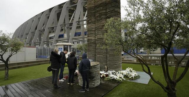 photo une famille se recueille devant la pierre commémorative devant le stade armand cesari avant la cérémonie d’hommage pour marquer les 30 ans de la tragédie de furiani, à furiani sur l’île méditerranéenne française de corse, le 5 mai 2022. © afp