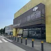 photo  le centre commercial carrefour à condé-sur-sarthe (orne) accueille une nouvelle boutique en juin 2025. 