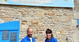 Info insolite  nicolas suignard et emmanuelle savin, devant la devanture de la pause iodée, à tronoën (finistère), un bar et salon de thé où l’on consomme local et bio. 
