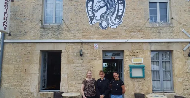 photo  de gauche à droite : chloé l’honorey, sandrine cherel, nouvelles propriétaires du restaurant et zoé, serveuse, ont ouvert la crêperie-restaurant du fer à cheval le 28 avril.  &copy;  ouest-france 